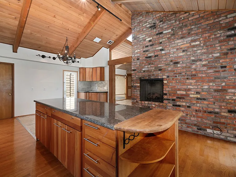 18307 NE 19th Pl — Photo 14