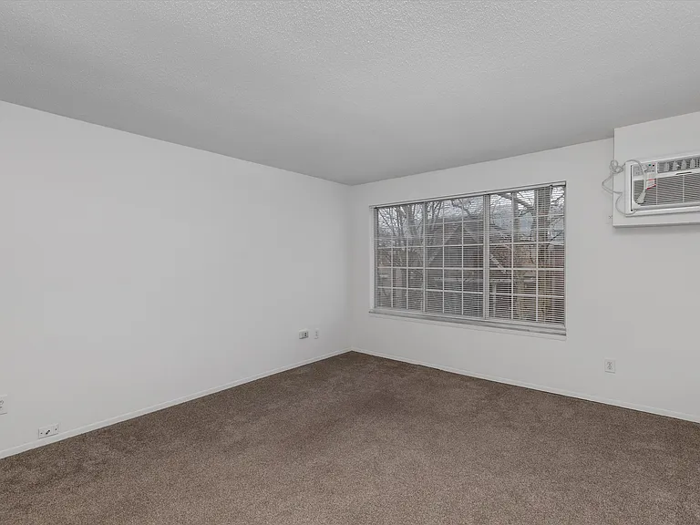 Hartford Place Apartments — Photo 8