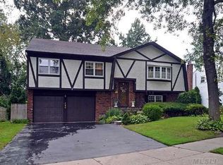 402 Parkway Dr, Westbury, NY 11590
