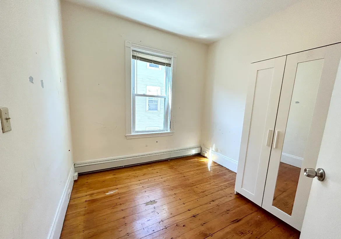 4 bed, 1.5 bath, 9999 sqft, $4,000 — Photo 4