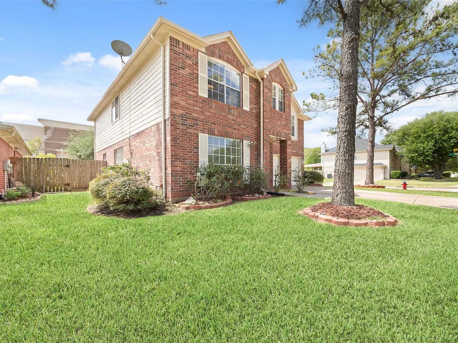 4 bed, 2.5 bath, 2686 sqft, $2,390 — Photo 3