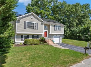 15 Meadow Rd, Scituate, RI 02831