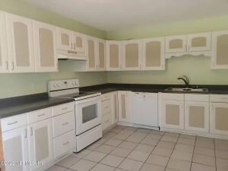 2300 Twelve Oaks Dr #B7 — Photo 3
