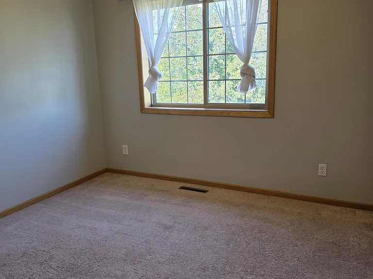 860 Independence Dr — Photo 13