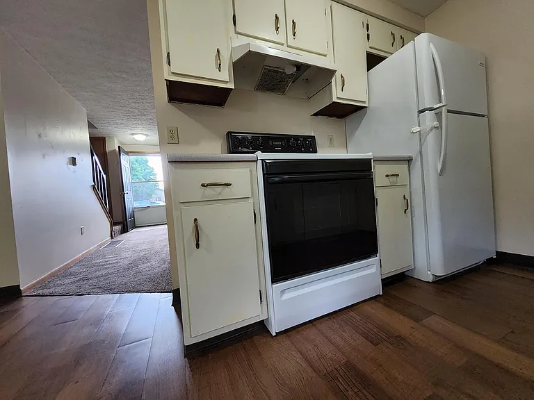1668 Colonial Dr — Photo 3