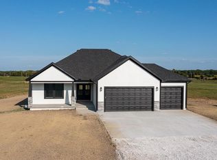 20000 207th St, Tonganoxie, KS 66086