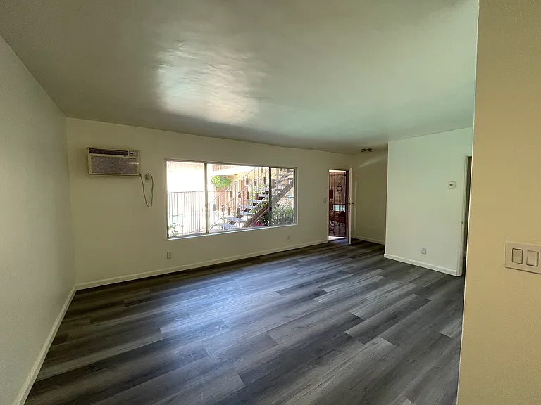 6535 Fulton Ave — Photo 12