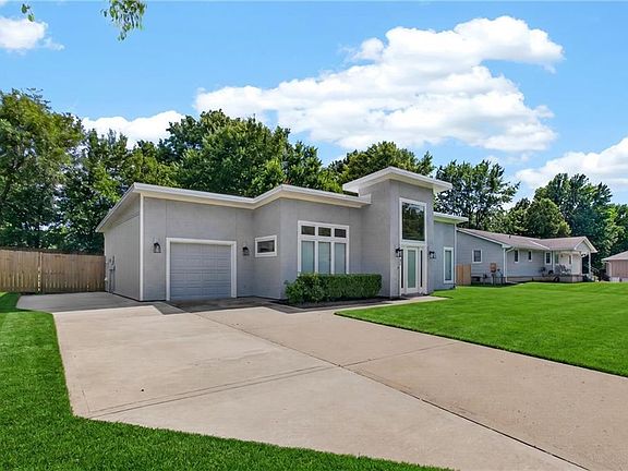 3rd image of 1701 NE Cookingham Dr