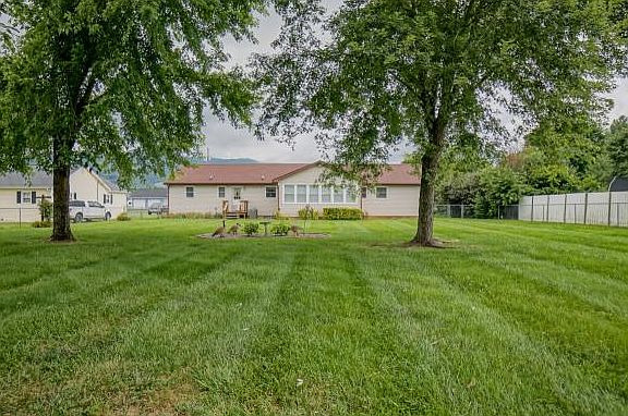5th image of 109 Thomas Lincoln Pl