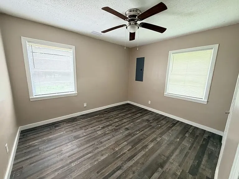 1600 Holbrook Ave — Photo 4