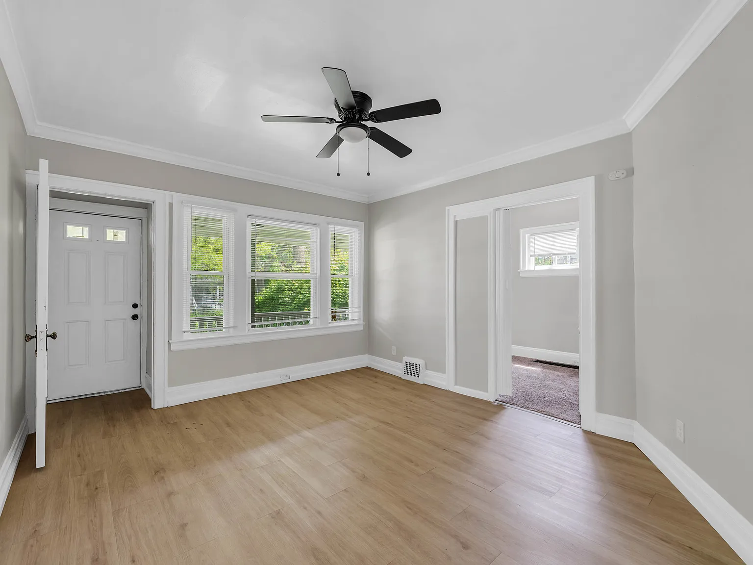 3 bed, $1,400 — Photo 2