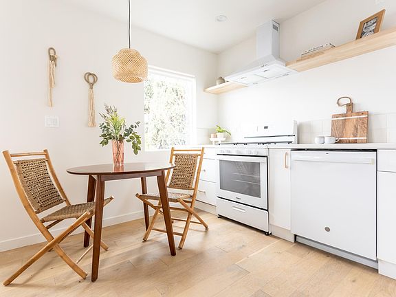 4th image of 3611 Bellevue Ave #3615