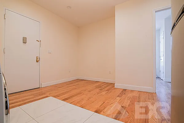 Rented by EXR | media 10