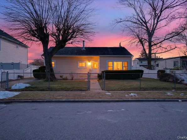 21 Somerset Road N, Amityville, NY 11701