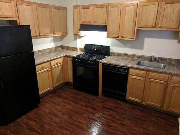 3154 Ravenwood large kitchen with a fridge, dishwasher and stove