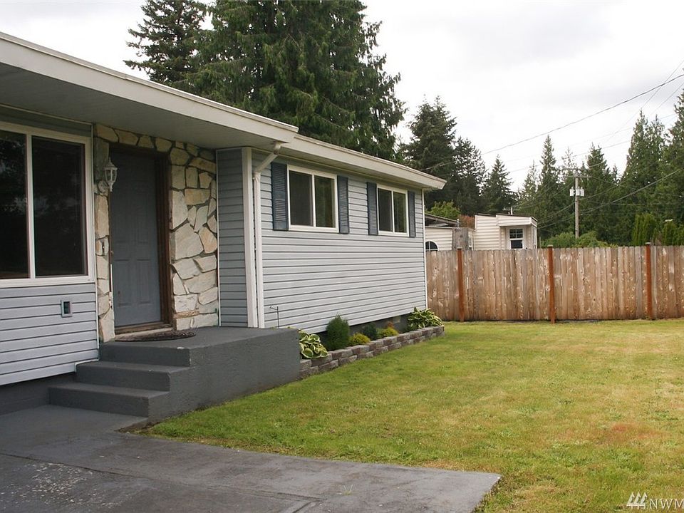 Well kept rambler on 1/3 acre in Church Lake area.