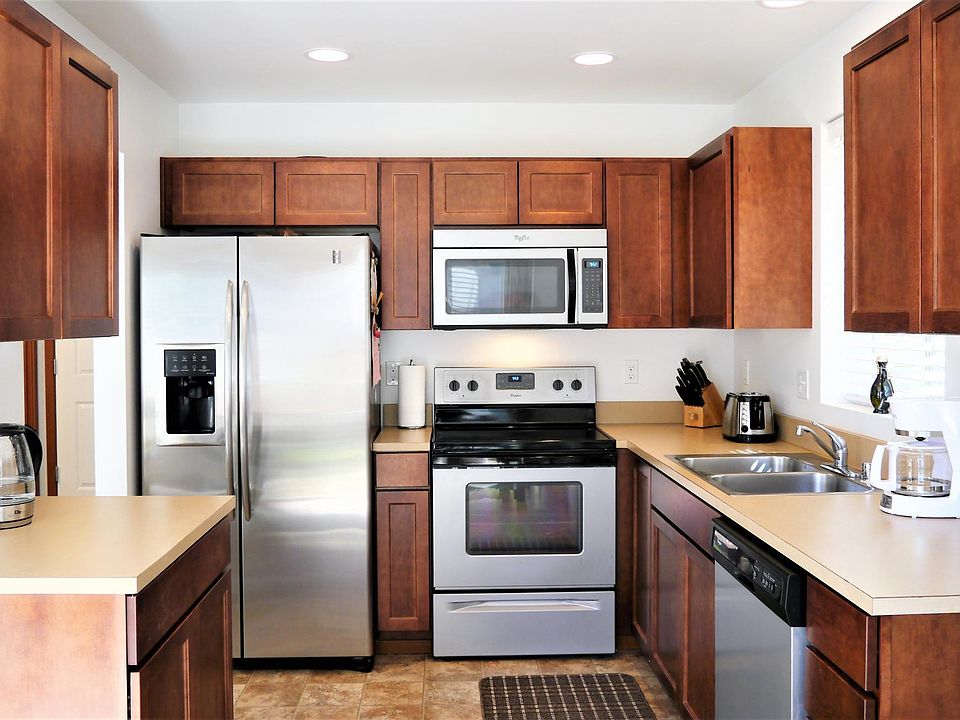 Spacious, Clean Kitchen with Lots of Cabinets.