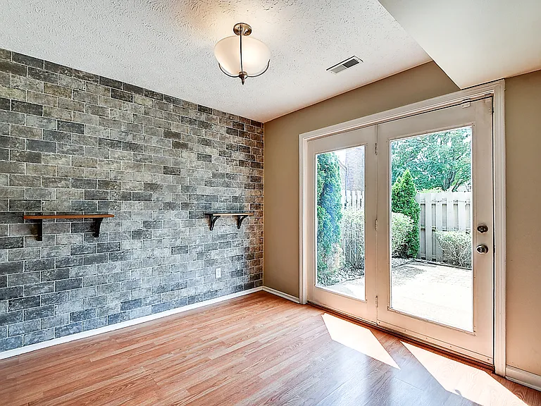 311 E Saint Clair St — Photo 7