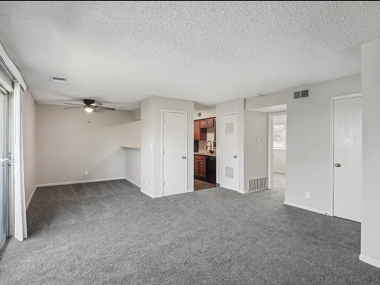 University Villa Apartments — Photo 20