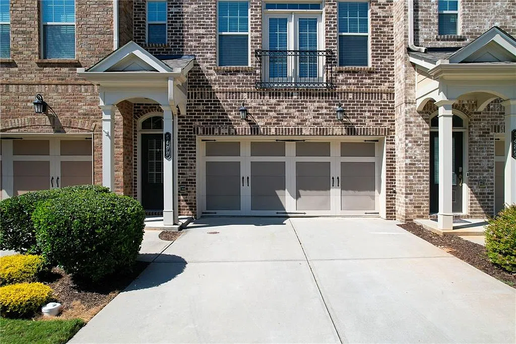 4 bed, 3.5 bath, 2502 sqft, $3,200 — Photo 2