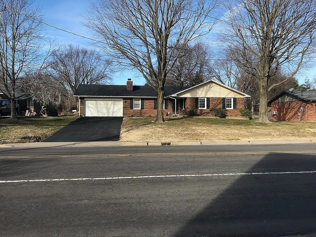 129 E Country Ln photo 1