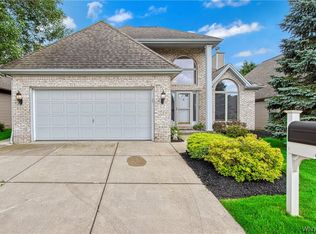 22 Heathrow Ct, Williamsville, NY 14221