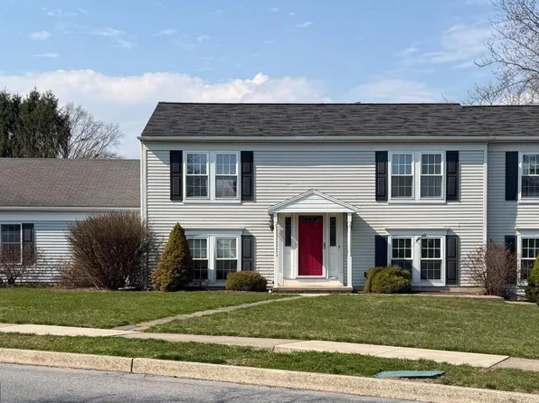 221 Lamp Post Ln, Hershey, PA 17033