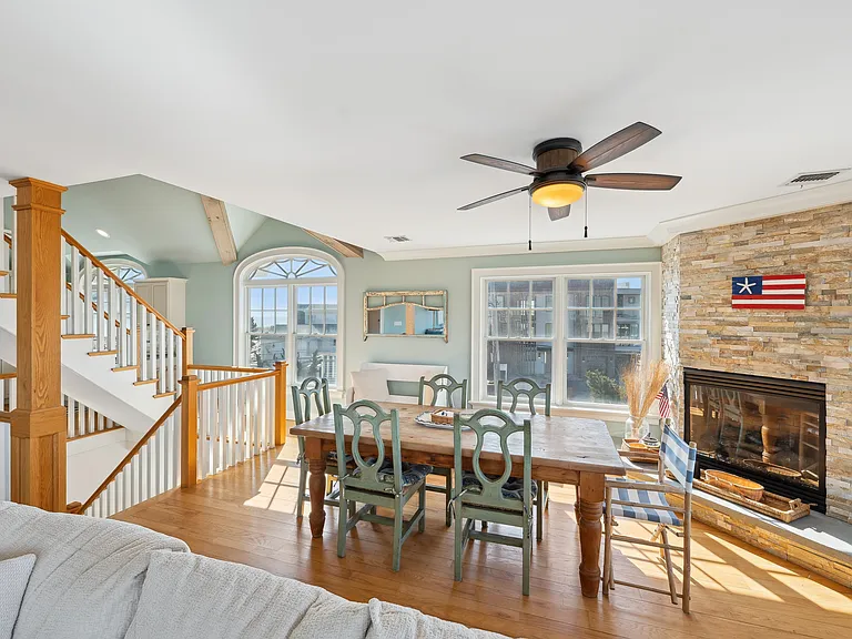 902 Dune Rd — Photo 15