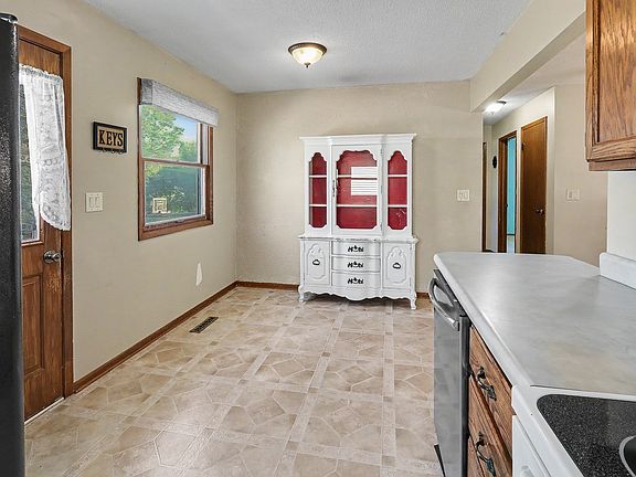 4th image of 52 Brook Cir