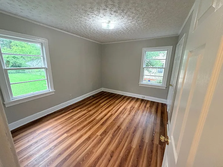 136 Williamson St SW — Photo 5
