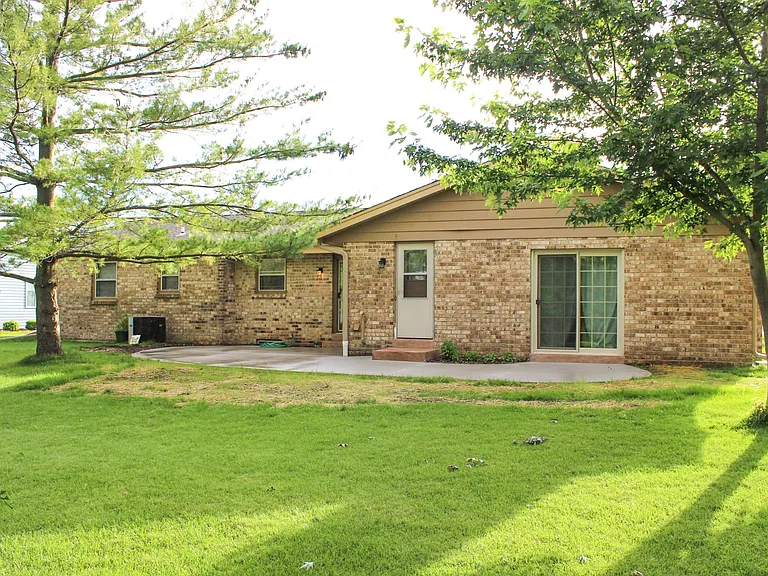 W225N2588 Alderwood Ln — Photo 17