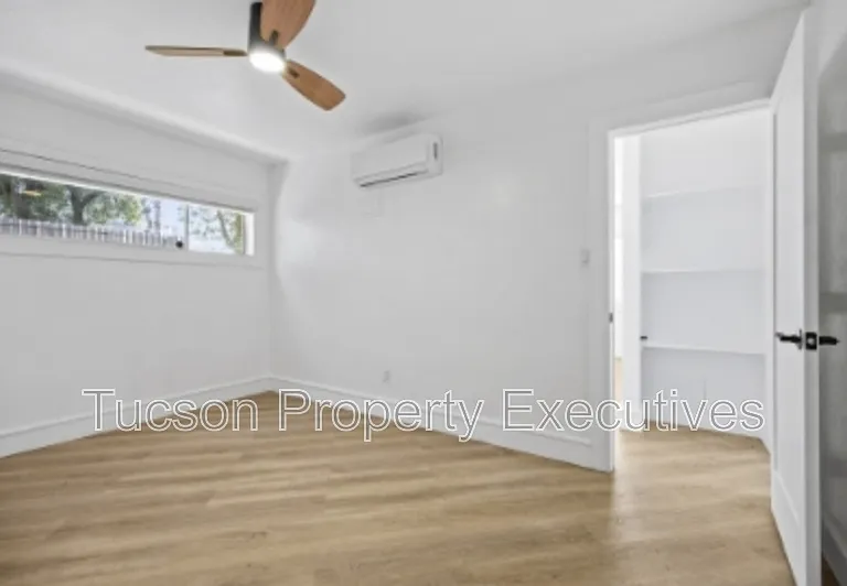 824 E 10th St #L — Photo 14