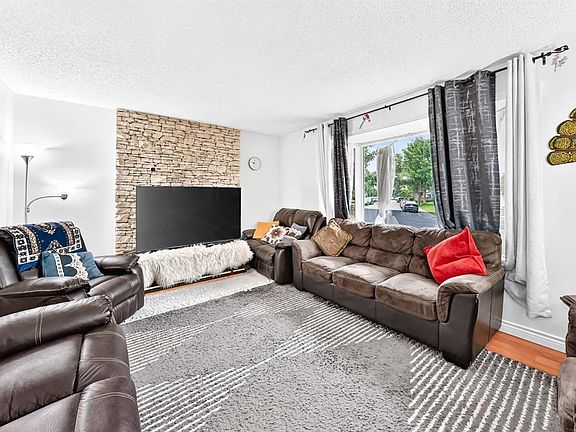 3rd image of 983 E Rundlecairn Way NE