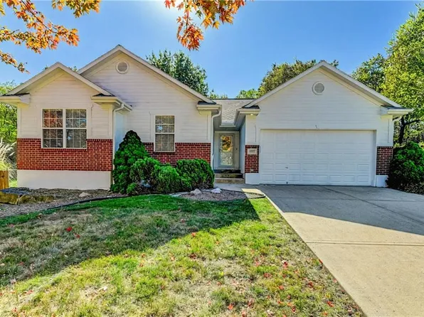 1203 SW Lakeview Dr, Grain Valley, MO 64029