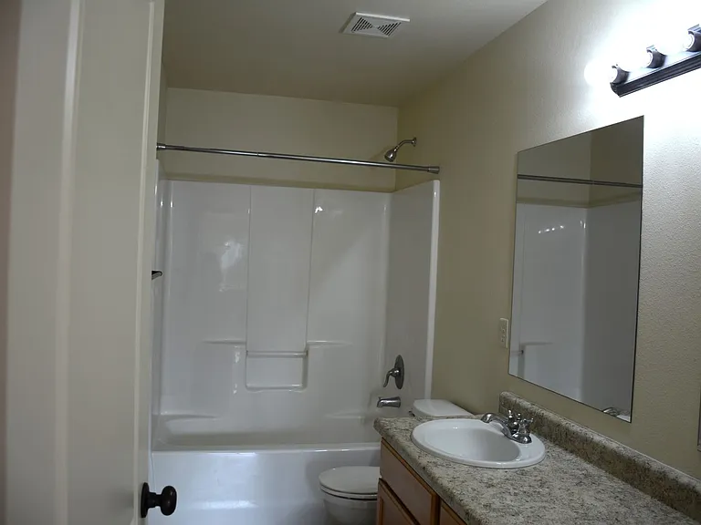 300 5th Ave W — Photo 6