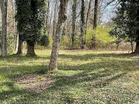 2nd image of 318 East Cir