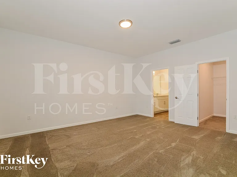 1050 E Lombardy Dr — Photo 6