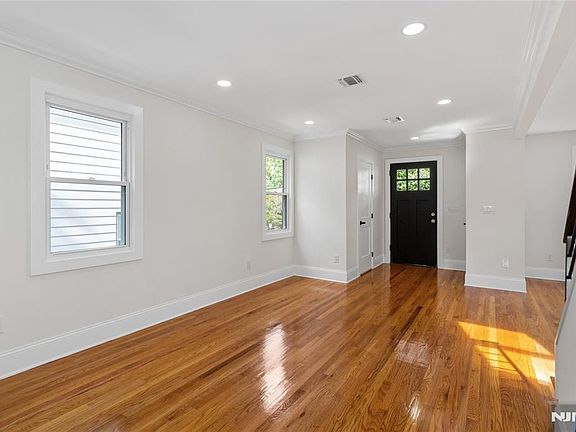3rd image of 420 Innes Road
