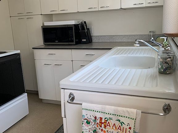 4th image of 130 SW Canyon Dr #2