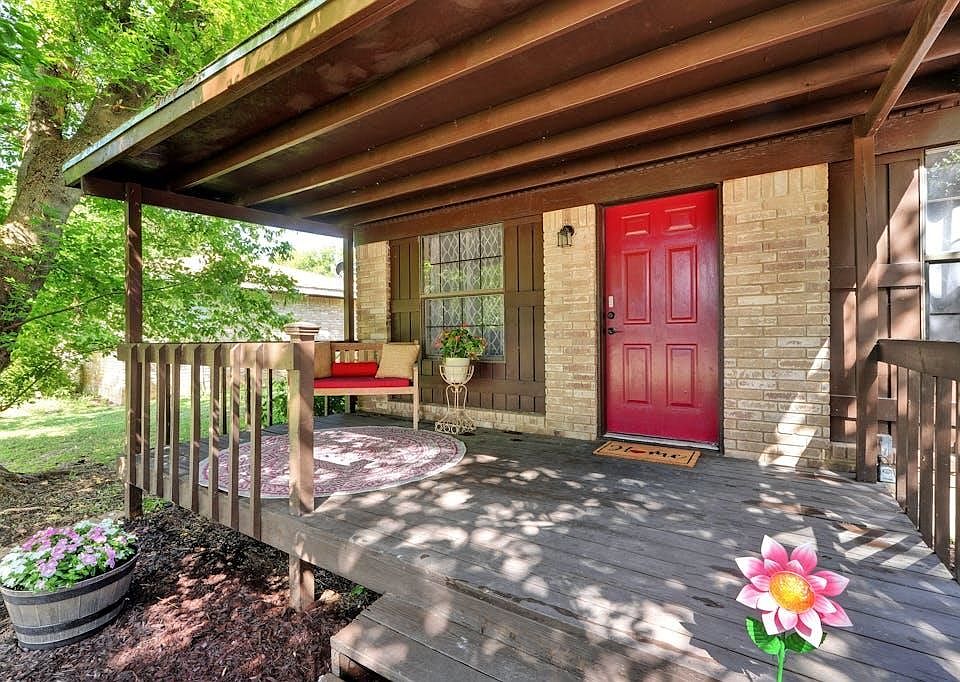 2nd image of 1102 Lakeshore Drive