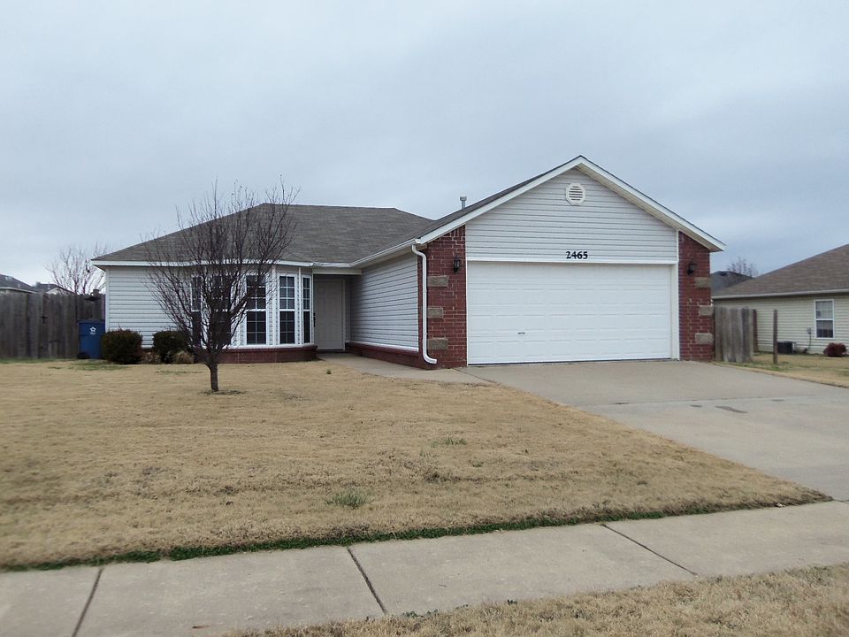 Nice 3 bedroom home with brick and siding exterior