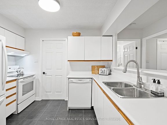 5th image of 185 Robinson St #202