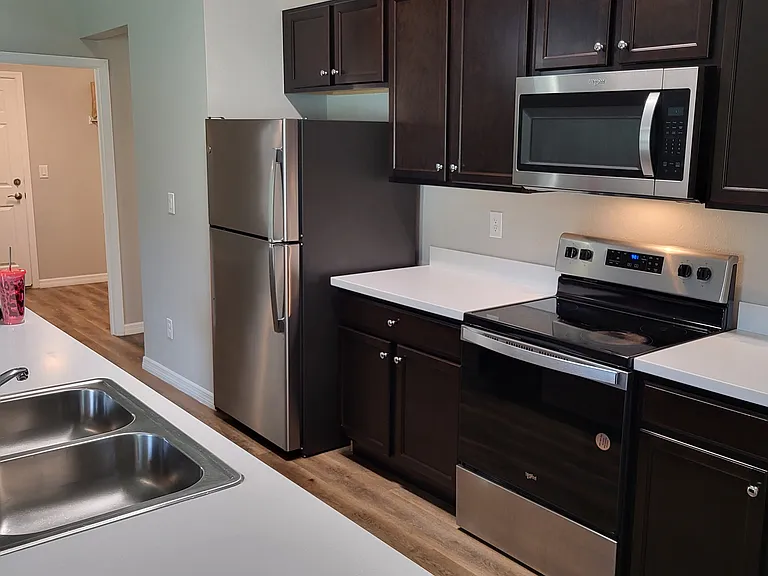 860 Phyllis St — Photo 15