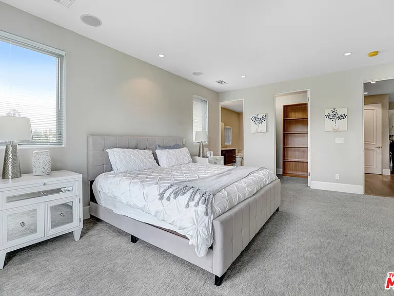 841 N Crescent Heights Blvd — Photo 22