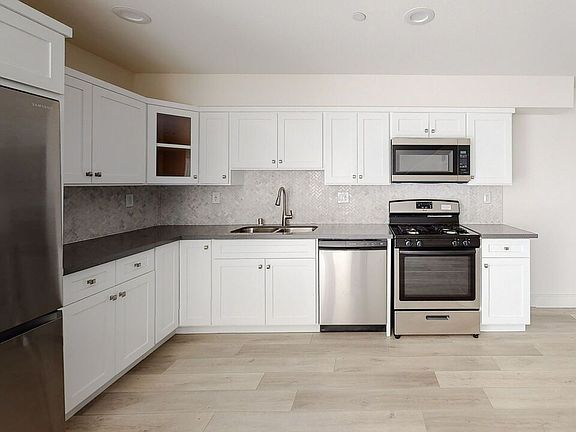 3rd image of 951 3/4 N Mariposa Ave #3/4
