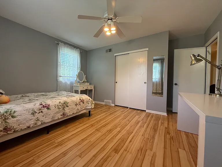 806 Warfield Ln — Photo 23
