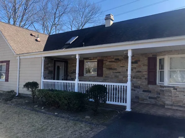 70 Lakeside Dr, Farmingville, NY 11738
