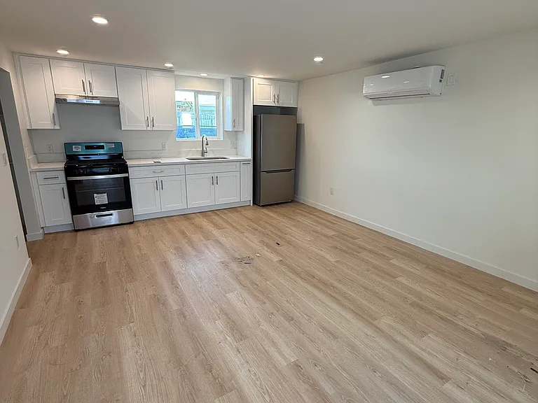 20529-31 W Vanowen St — Photo 1