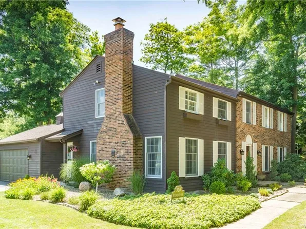 320 Stonehenge Dr, Orchard Park, NY 14127