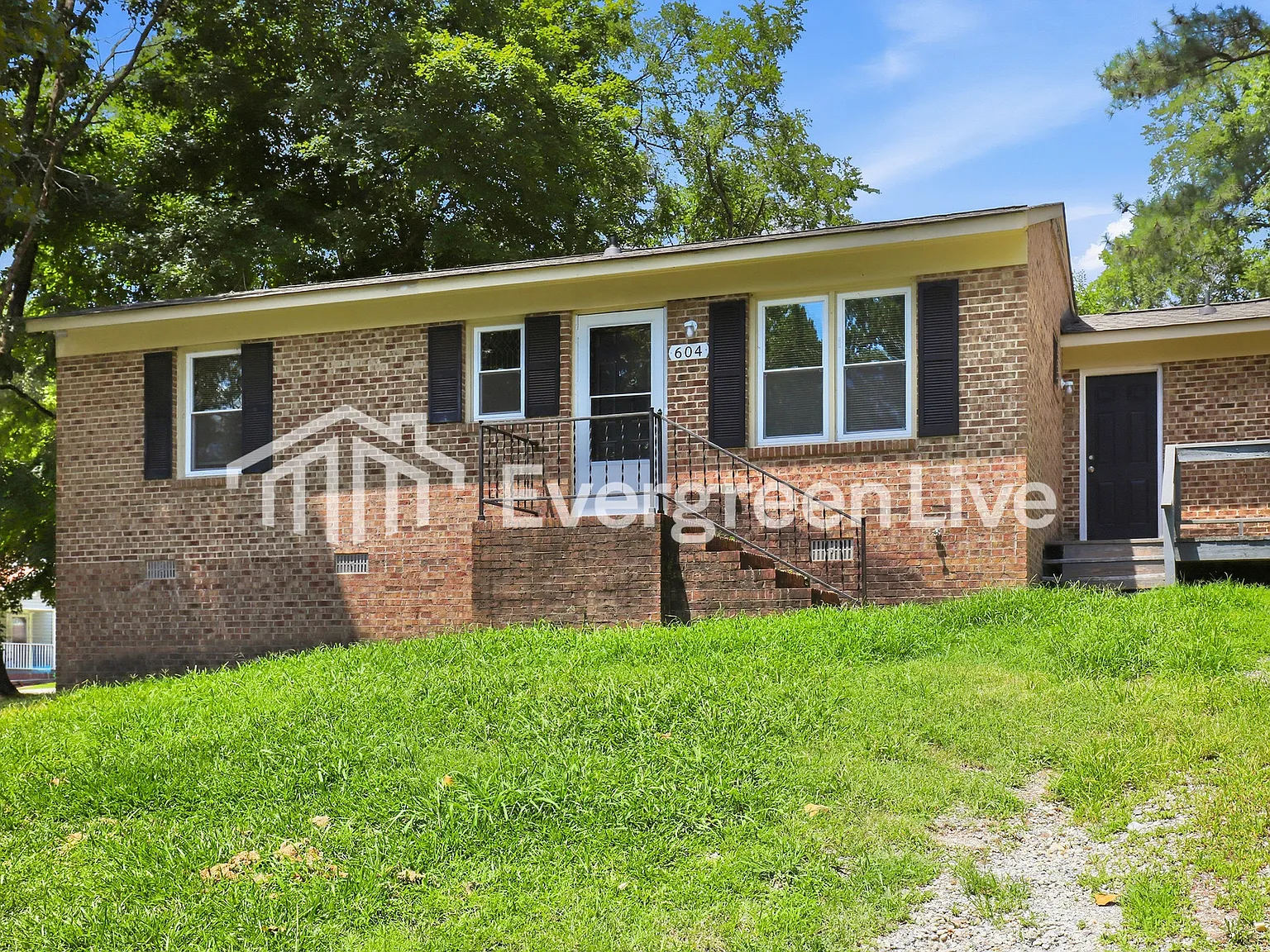3 bed, 1.0 bath, 965 sqft, $1,195 — Photo 1
